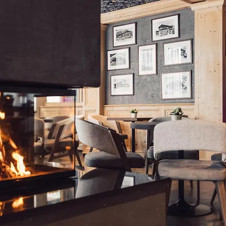 Hotel Schoene Aussicht 4*