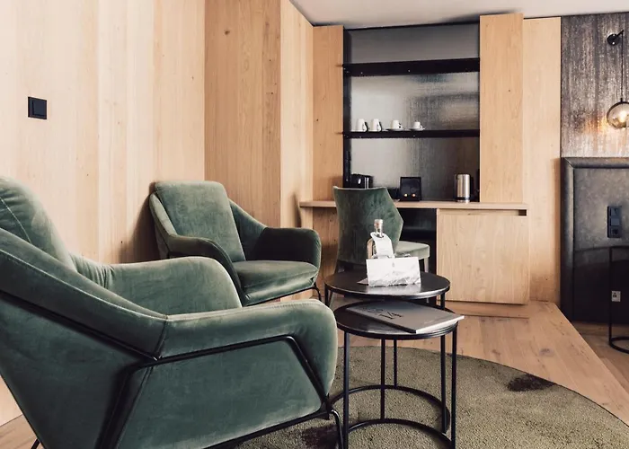 Hotel Schoene Aussicht 4*