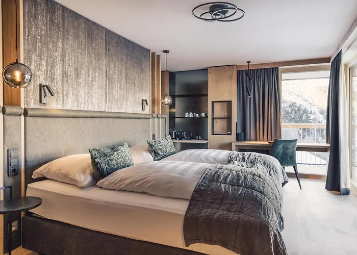 Hotel Schoene Aussicht 4*