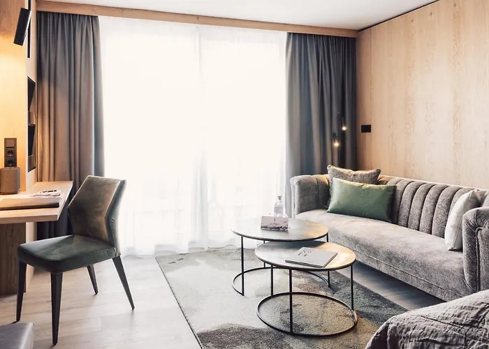 Hotel Schoene Aussicht 4*