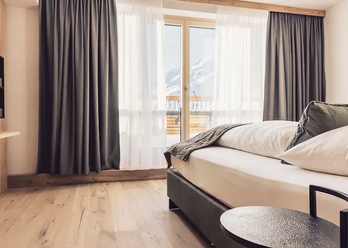 Hotel Schoene Aussicht 4*