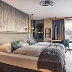 Отель Schoene Aussicht 4*